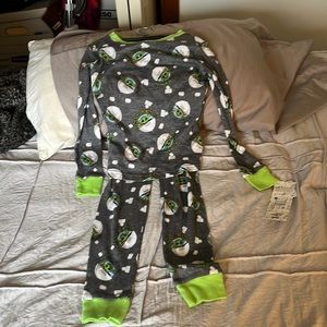 Boys Long sleeve/long pants size 6 Star Wars pajamas